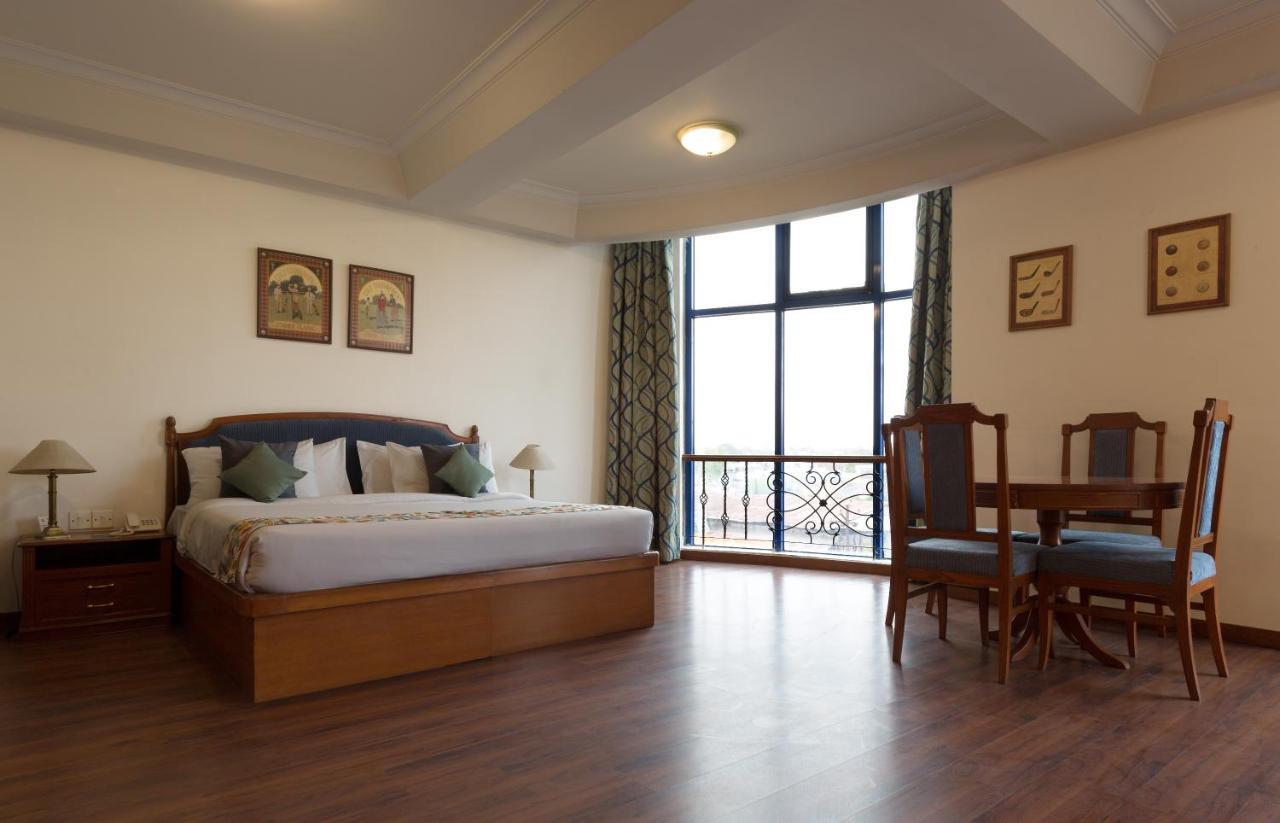 Hotel Crystal Palace Мірут Екстер'єр фото