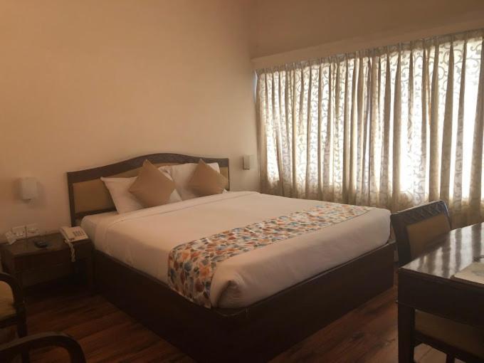 Hotel Crystal Palace Мірут Екстер'єр фото