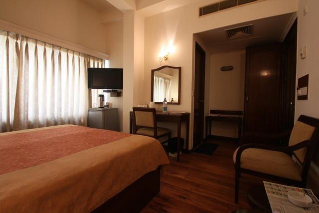 Hotel Crystal Palace Мірут Екстер'єр фото