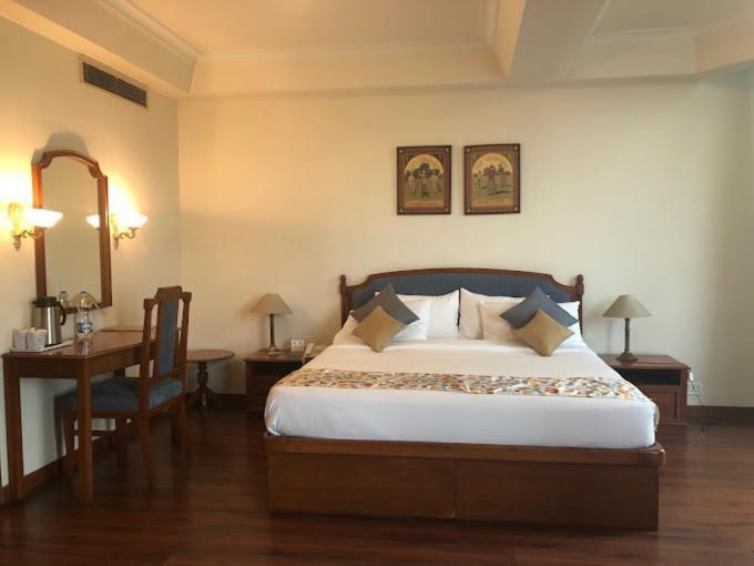 Hotel Crystal Palace Мірут Екстер'єр фото