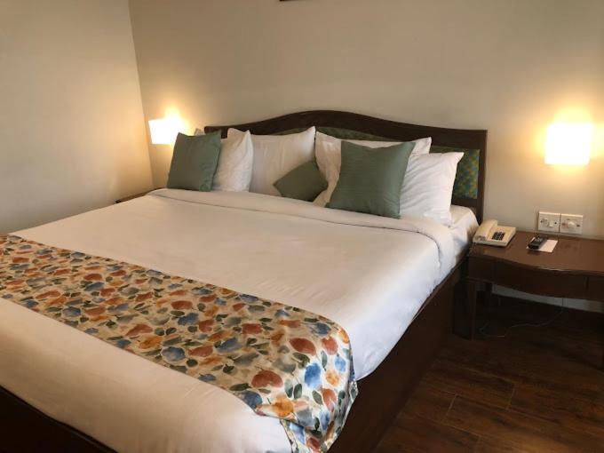 Hotel Crystal Palace Мірут Екстер'єр фото
